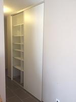 placard dans un couloir