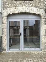 baie vitrée en remplacement de la porte de grange